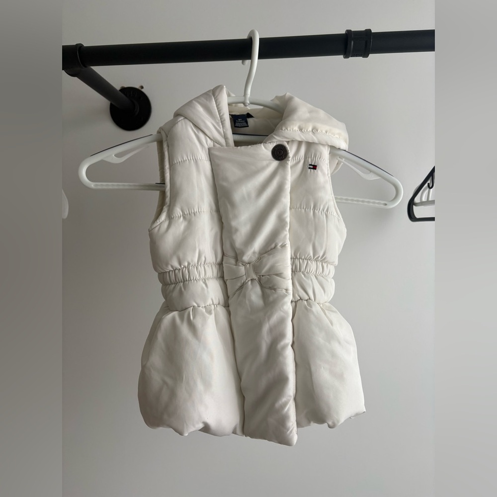 Tommy Hilfiger Girls' White Quilted Puffer Vest with Hood and Bow, 3T, Coastal